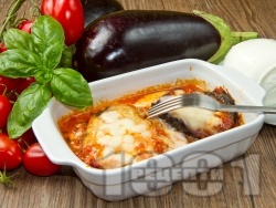 Патладжани на фурна с доматен сос и моцарела - снимка на рецептата